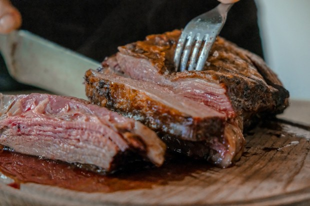 slicing steak